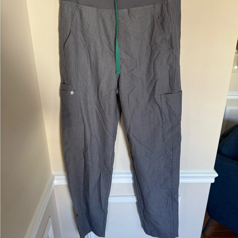 Men’s Gray FIGS Axim Cargo Scrub Straight Leg Pants With Pockets Size Medium